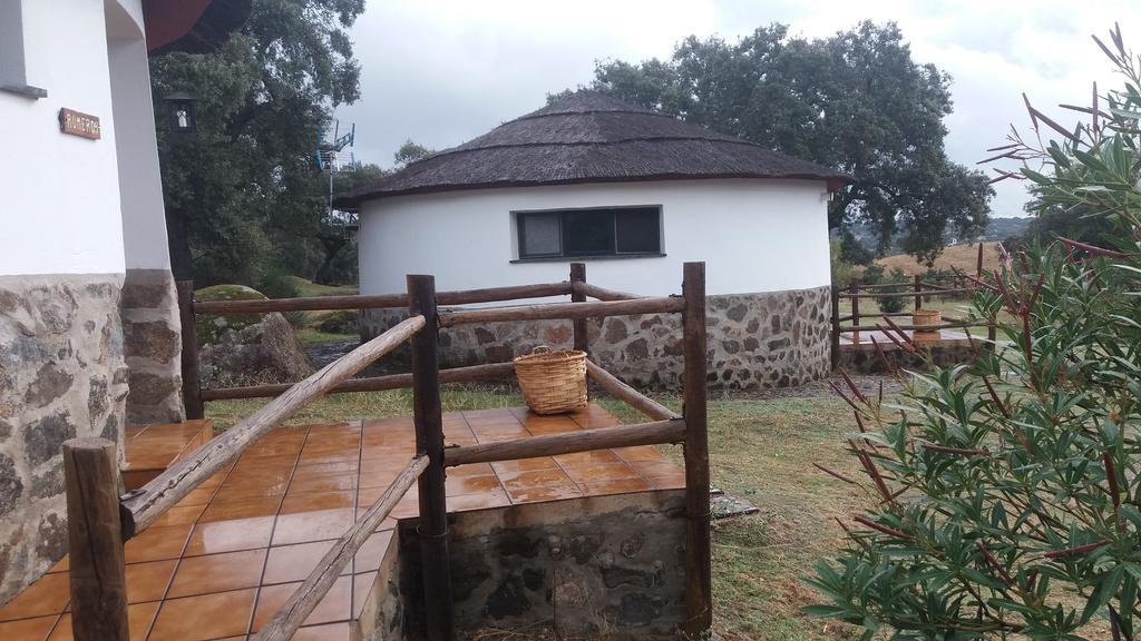 Chozos De La Dehesa Apart otel La Roca de la Sierra Dış mekan fotoğraf